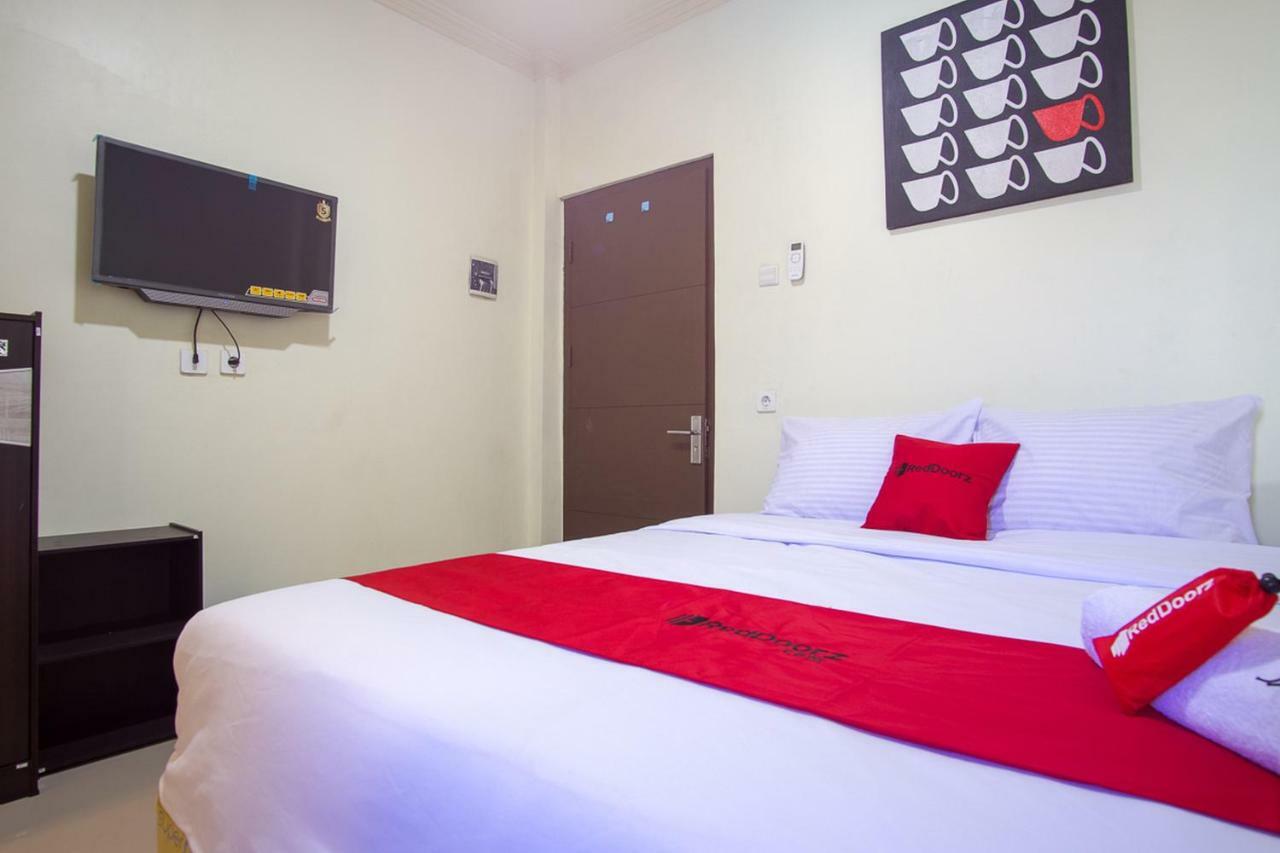 Hotel Reddoorz Near Taman Kota Ternate Extérieur photo